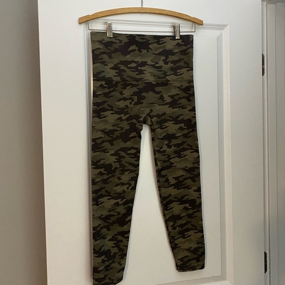 Spanx Look at Me Now Seamless Leggings in Green Camo Size XL - Picture 5 of 5